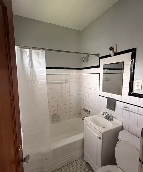 651 Norton Street - Up-East — Photo 4