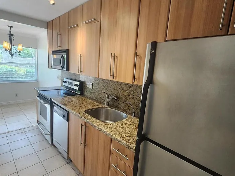 1125 NE 16th Pl #105 — Photo 12