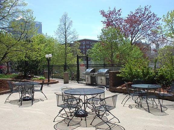3rd image of 929 N Astor St Unit 307