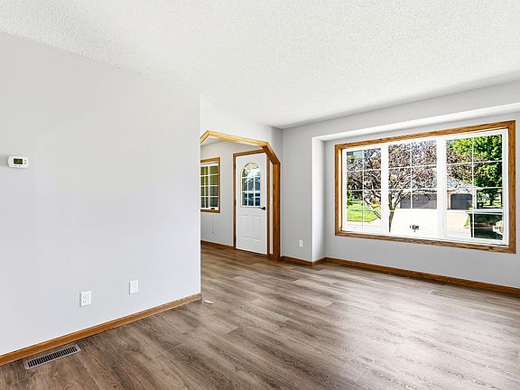 5th image of 513 Maple Knoll Way NW