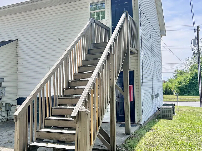 620 E Davis St — Photo 13