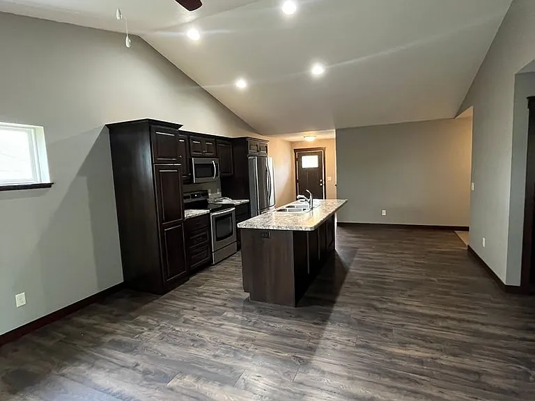 3302 White Oak Ln — Photo 3