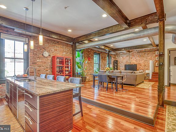 3rd image of 639 Catharine St #200