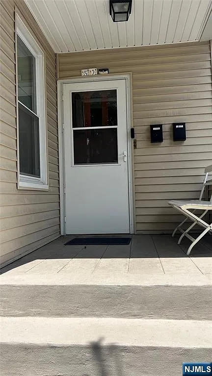 3 bed, 1.0 bath, $2,200 — Photo 3