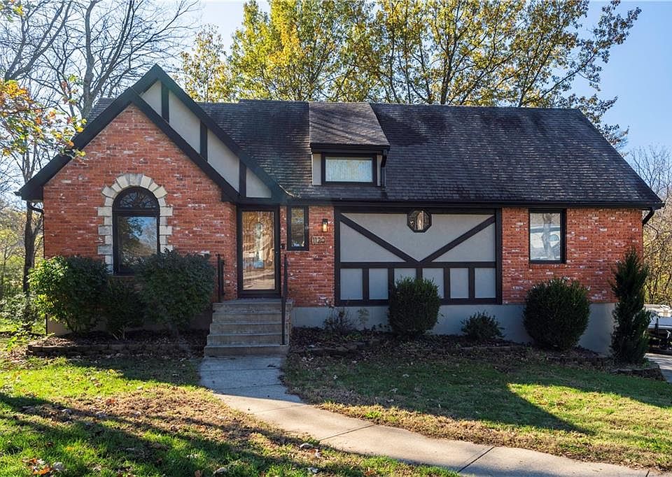 1st image of 1120 NW Heatherwood Dr