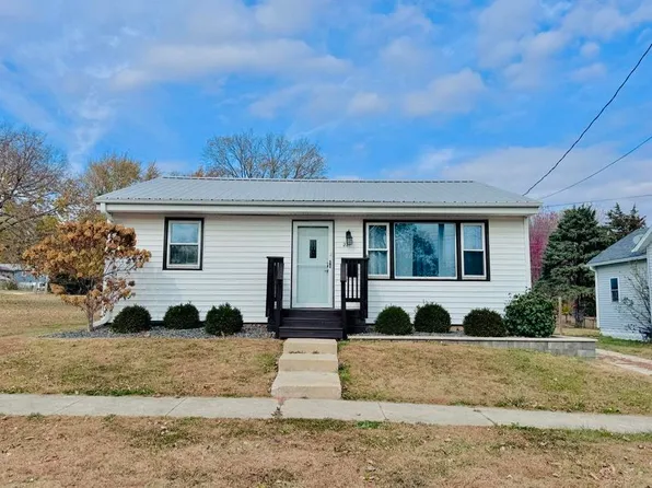221 Lincoln Dr NE, Oelwein, IA 50662