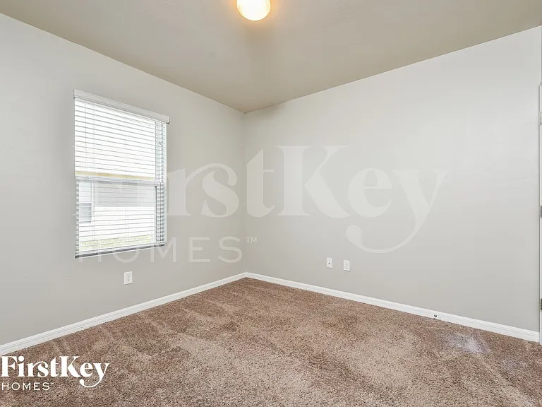 533 NW 13th Ter — Photo 12