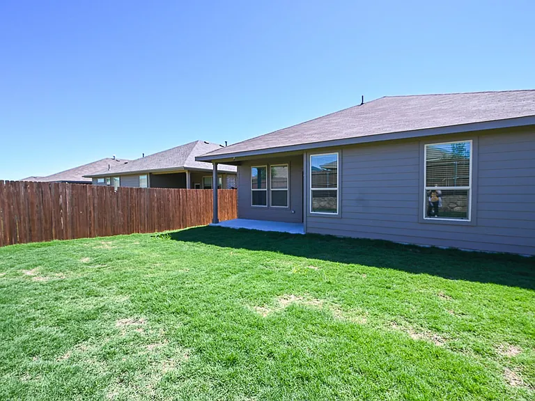 121 Hollytree Ln — Photo 2
