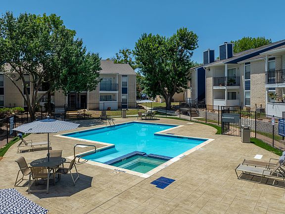 Sparkling Swimming Pool at Sandstone Apartments