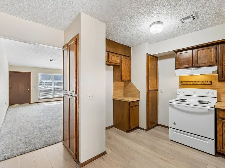 208 Hudson Pl — Photo 7