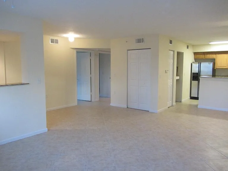 211 SW Palm Dr — Photo 6