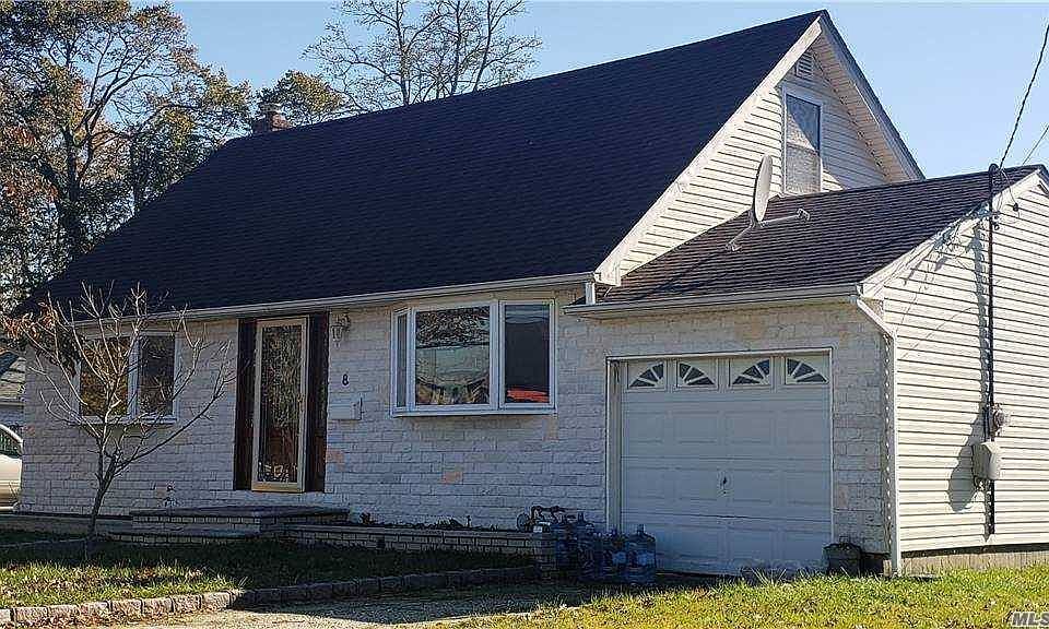 1st image of 8 Phelps Ln