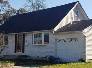 8 Phelps Ln, North Babylon, NY 11703