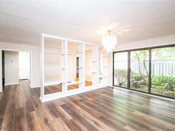 5th image of 459-49 Meadowview Dr