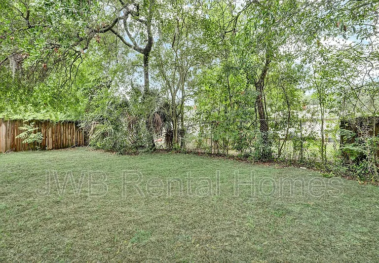 915 Wayne St — Photo 16