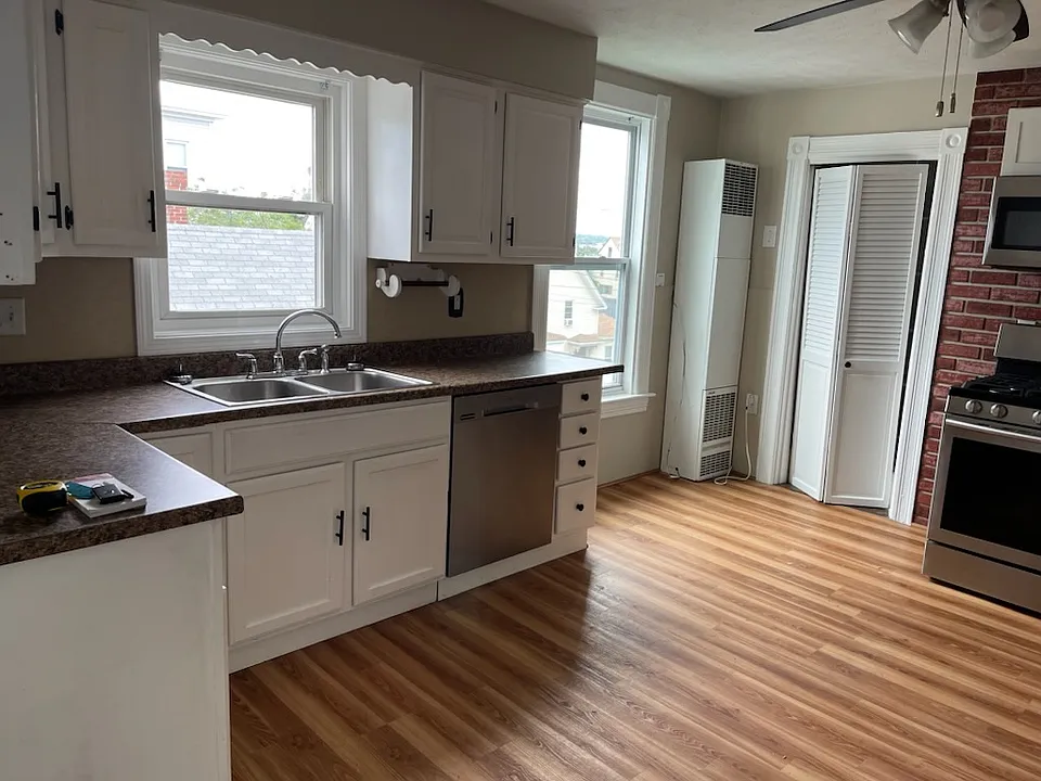 Eat-in-kitchen