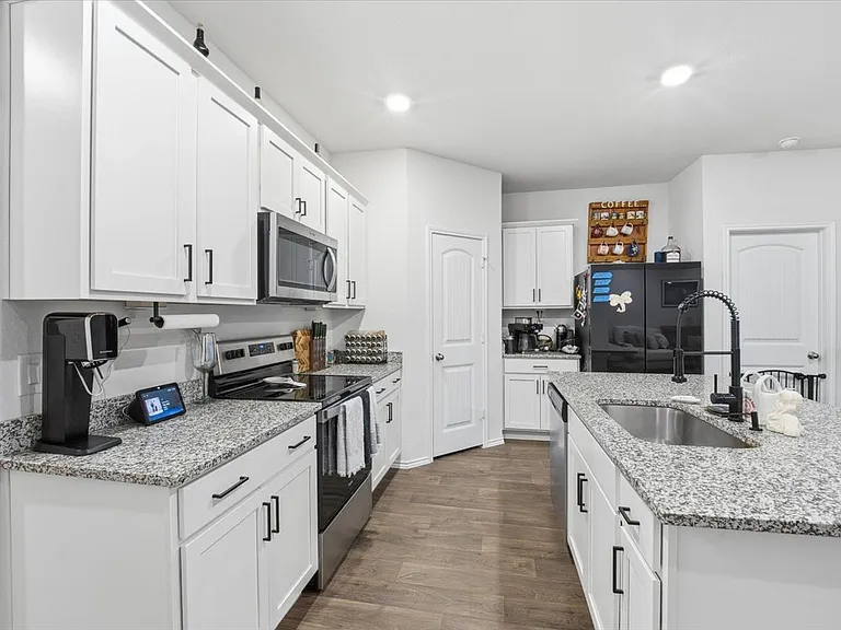 1012 Norway Dr — Photo 6