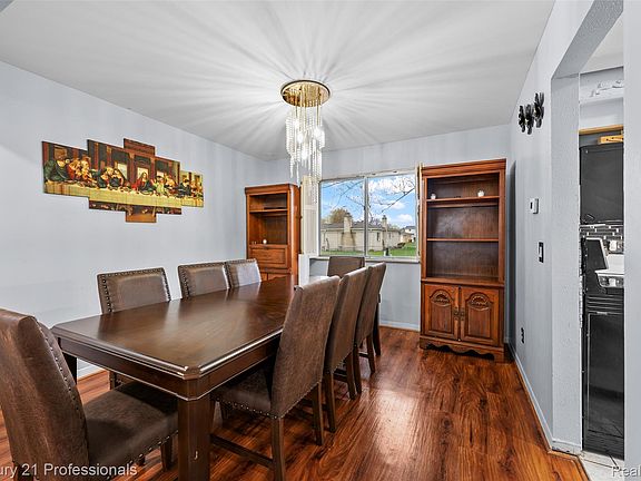5th image of 39349 Cadborough Dr