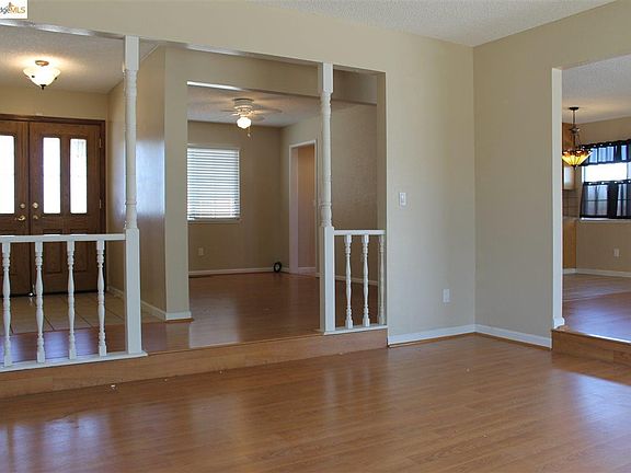 3rd image of 2056 Oakridge Ln