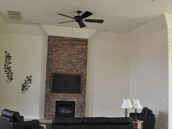 16 Foot Ceiling Great Room