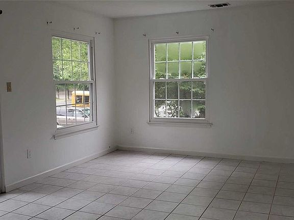 4th image of 297 Fairview Cir