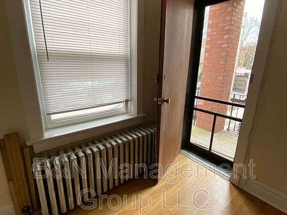 4th image of 1051 W Dakin St #1