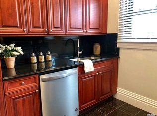 25 Trinity Pl APT 2B, Hewlett, NY 11557