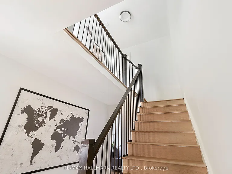50 Dutch Cres — Photo 4