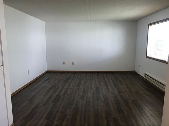 3rd image of 916 6th St S