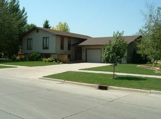 1804 S 36th St, Grand Forks, ND 58201