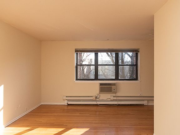 5th image of 660 W Wrightwood Ave APT 303