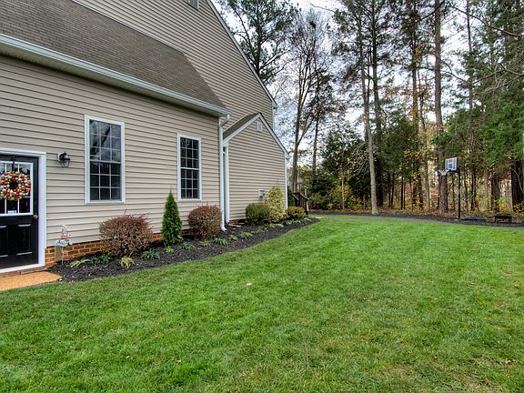 Spacious & Level Side Yard