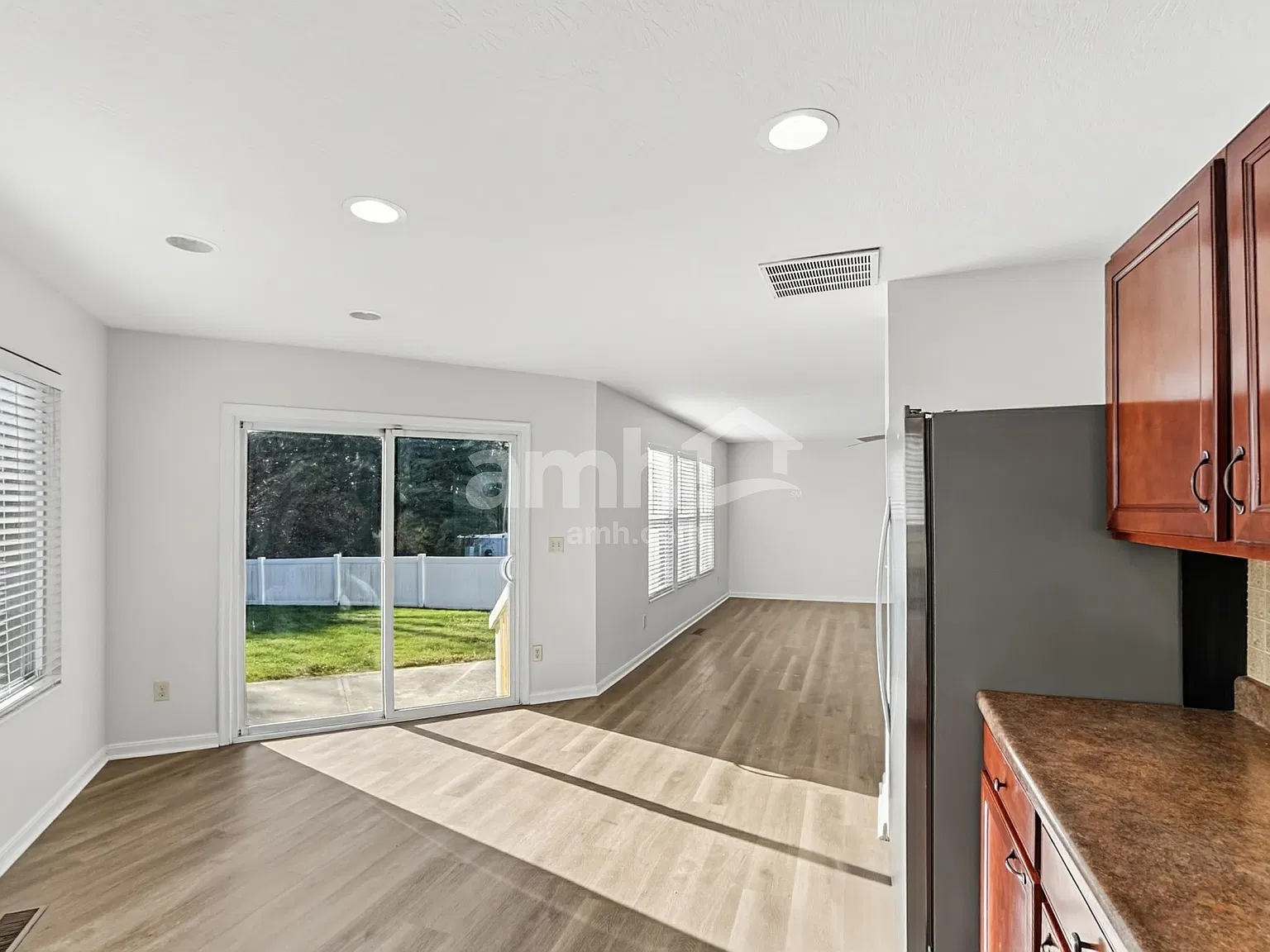4 bed, 2.5 bath, 1829 sqft, $2,425 — Photo 4