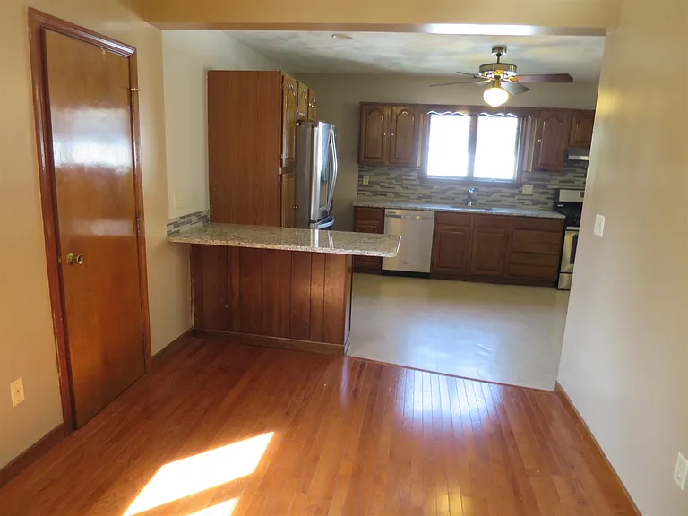 1 Winchester Pl — Photo 2