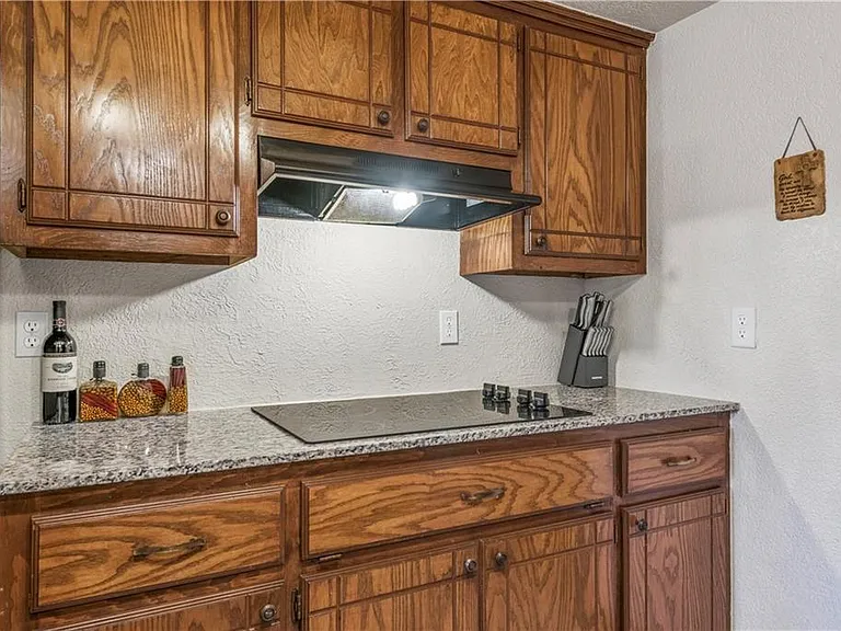 505 Crestview — Photo 11