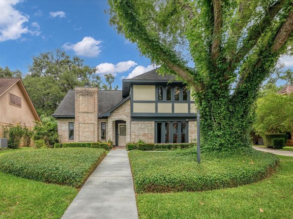107 Wedgewood St, Lake Jackson, TX 77566