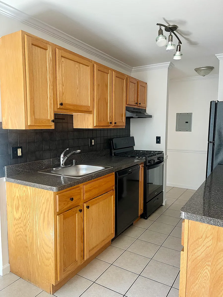 Building Photo - 21 River Rd #G