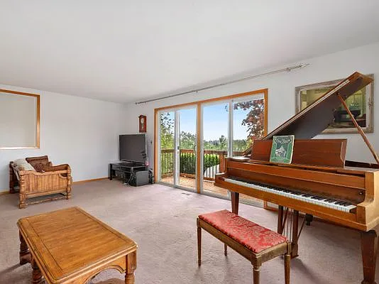 3 bed, 2432 sqft, $3,500 — Photo 4
