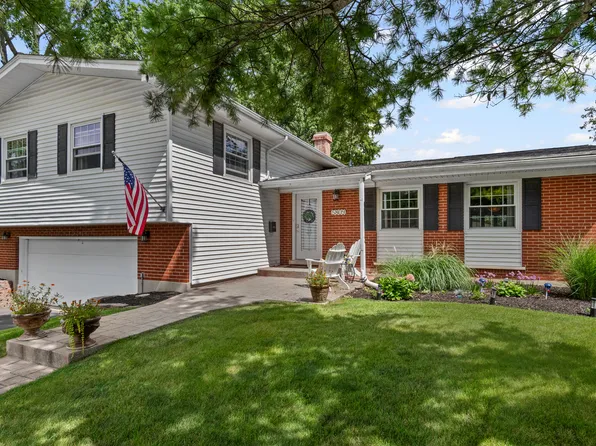 5809 Clover Dr, Lisle, IL 60532