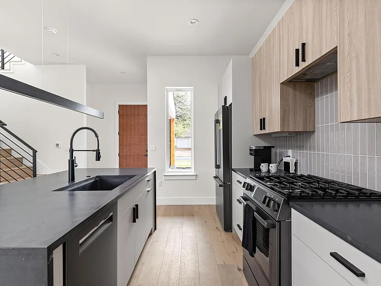 1402 Summit St #A — Photo 5