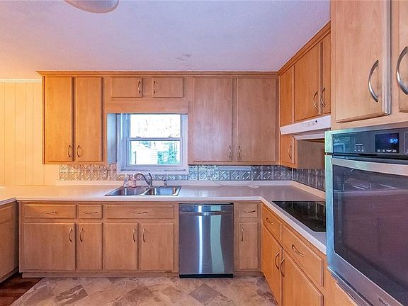 5th image of 180 Suburban Dr NE