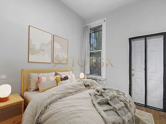 5th image of 350 Melrose St APT 1R