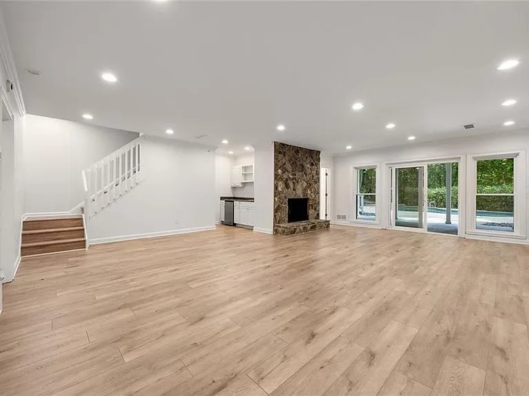 1260 Heards Ferry Rd — Photo 50