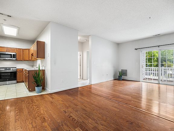 2nd image of 21 Hampshire Rd APT 105
