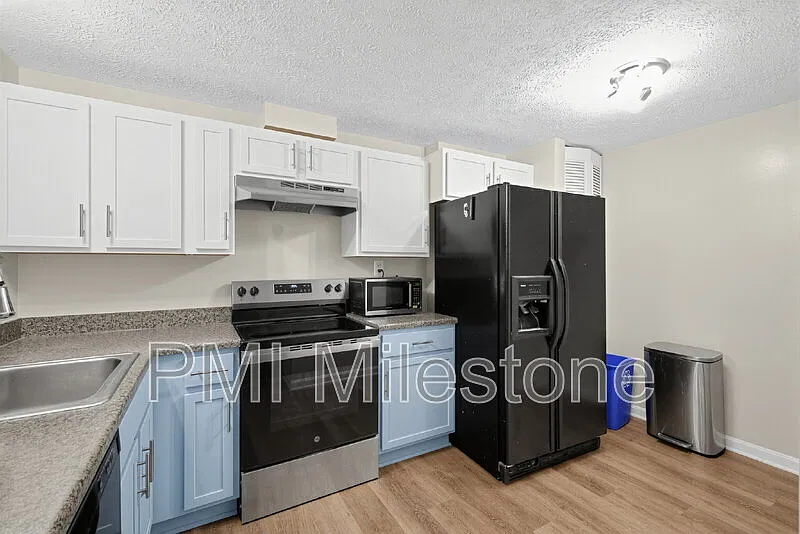 3 bed, 2.5 bath, 1604 sqft, $2,544 — Photo 4