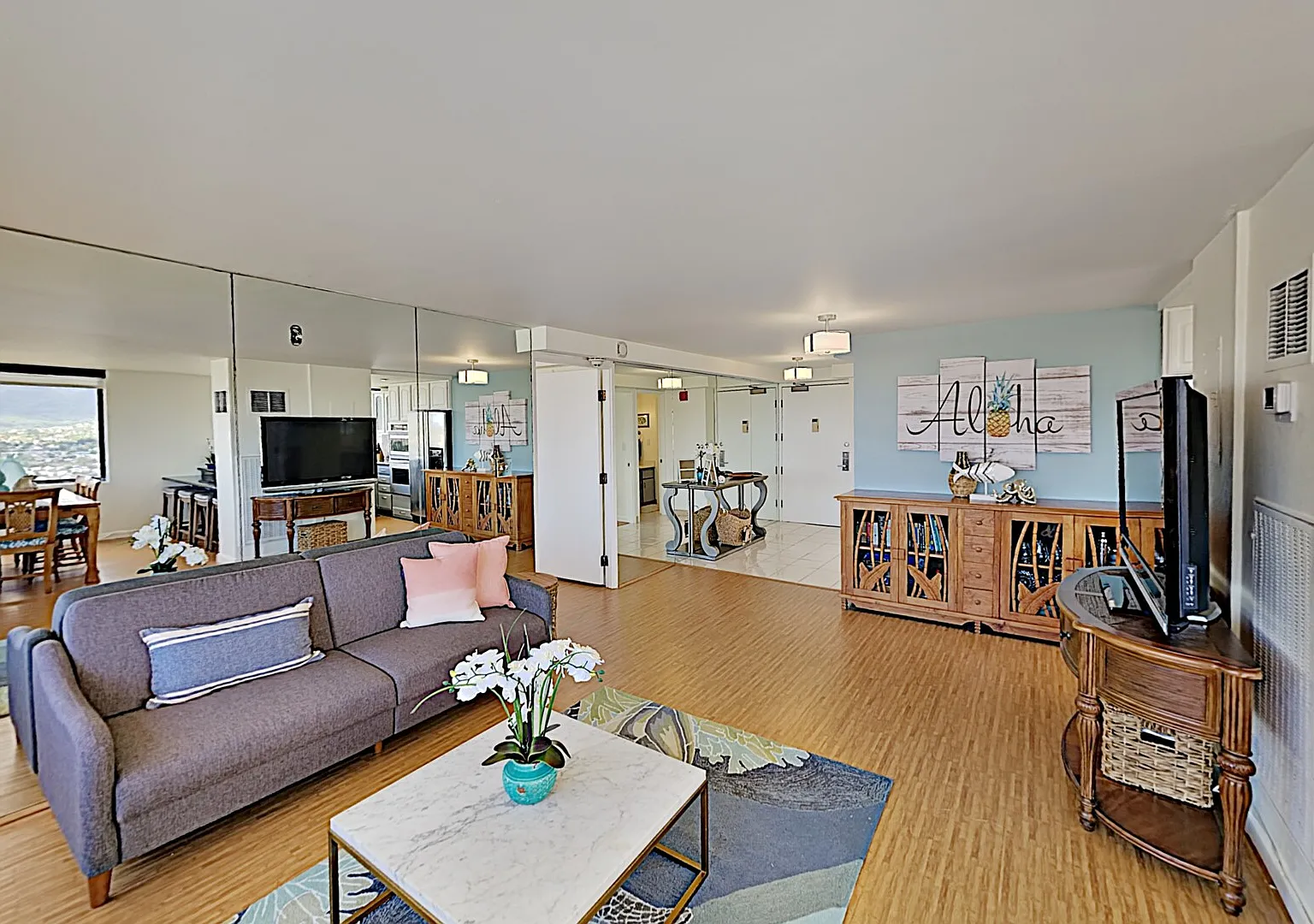 Breathtaking Hawaiian Monarch 2-Bedroom Penthouse — Photo 2