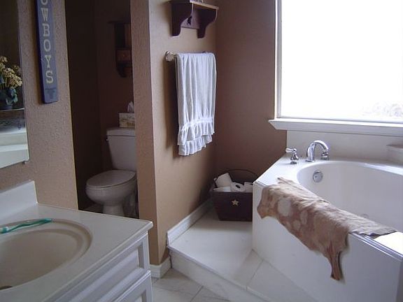 4th image of 1011 Carriage Ct
