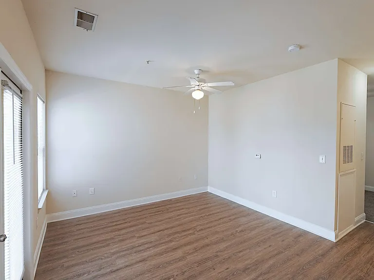 Ashbury Square Apartments — Photo 14