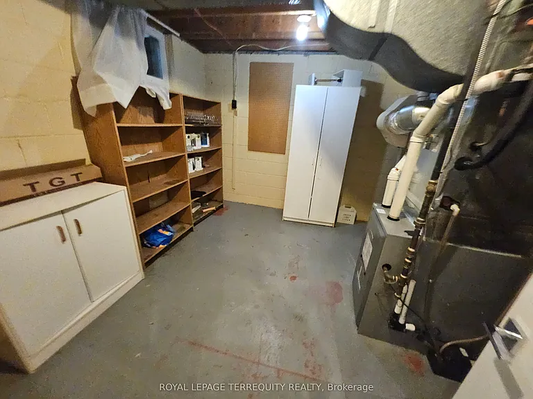 2067 Obeck Cres — Photo 34