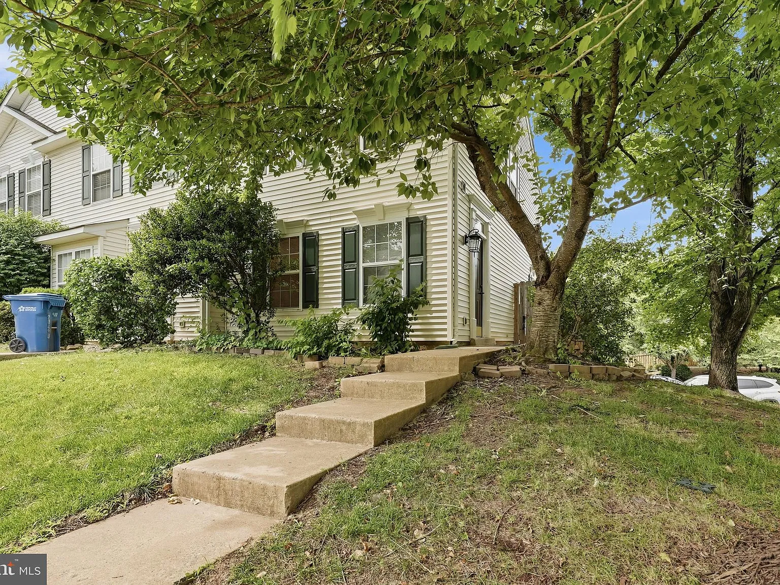 3 bed, 1.5 bath, 1054 sqft, $2,800 — Photo 1